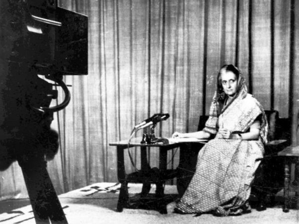 तत्कालीन प्रधानमंत्री इंदिरा गांधी ने 25 मई, 1975 को देश में आपातकाल की घोषणा कर दी। - भास्कर इंग्लिश