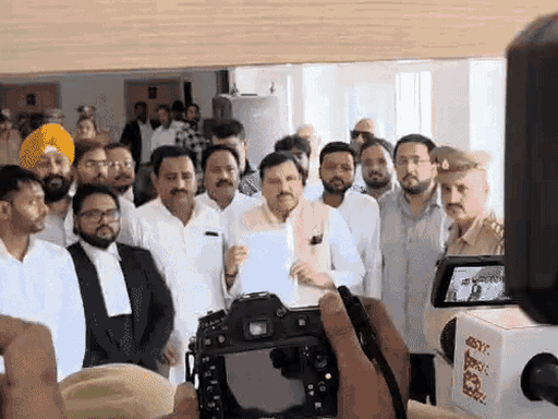 12 मिनट में दस्तावेज जमा कर संजय सिंह लौट आये.