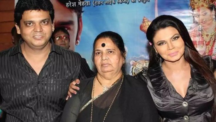 राखी ने अपनी मां के साथ अविश्वसनीय रूप से गहरा और बेहद सुरक्षात्मक बंधन साझा किया। तस्वीर में वह अपनी मां और भाई राकेश के साथ हैं।
