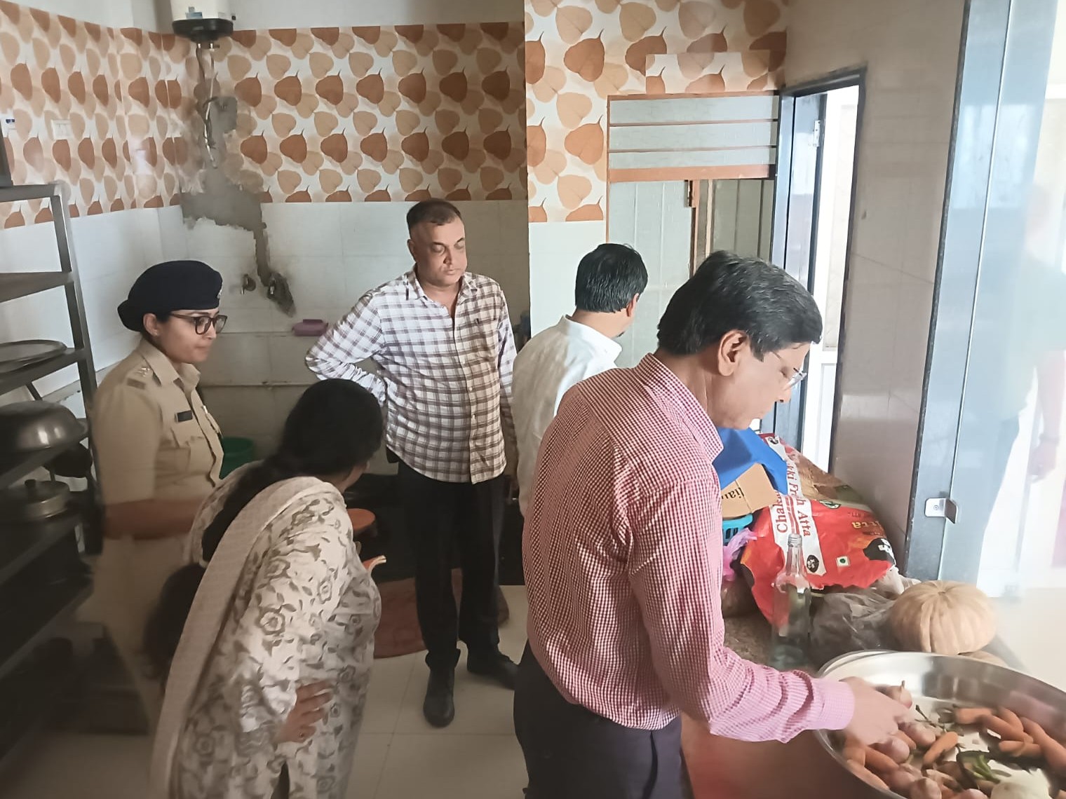 कोचिंग सेंटर का निरीक्षण करती टीम। - भास्कर इंग्लिश