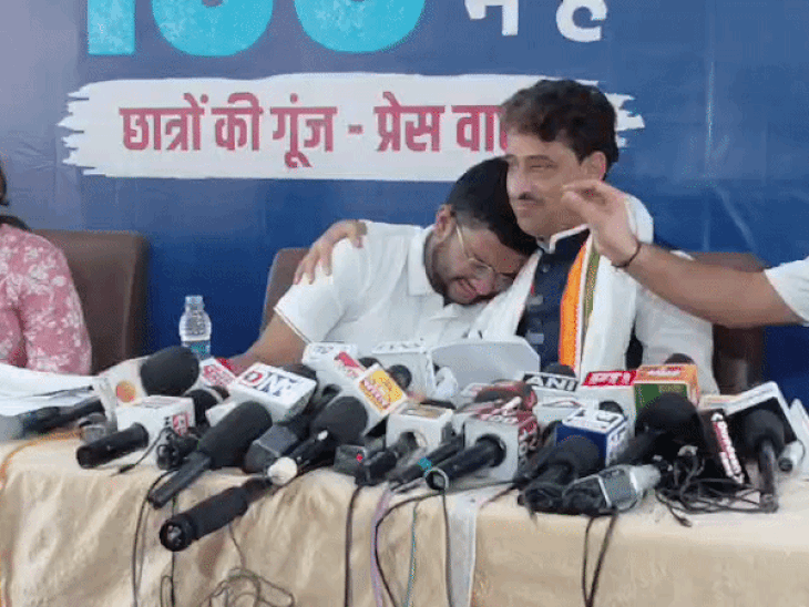 फूट-फूटकर रो रहे छात्र लक्ष्य को सांत्वना देते सांसद इमरान मसूद। - भास्कर इंग्लिश