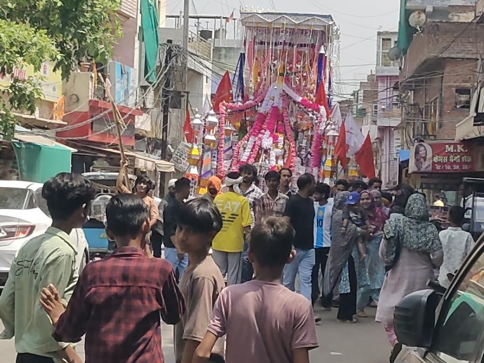 ग्वालियर की सड़कों पर कर्बला के लिए ताजिया ले जाते मुस्लिम समुदाय के लोग - भास्कर इंग्लिश