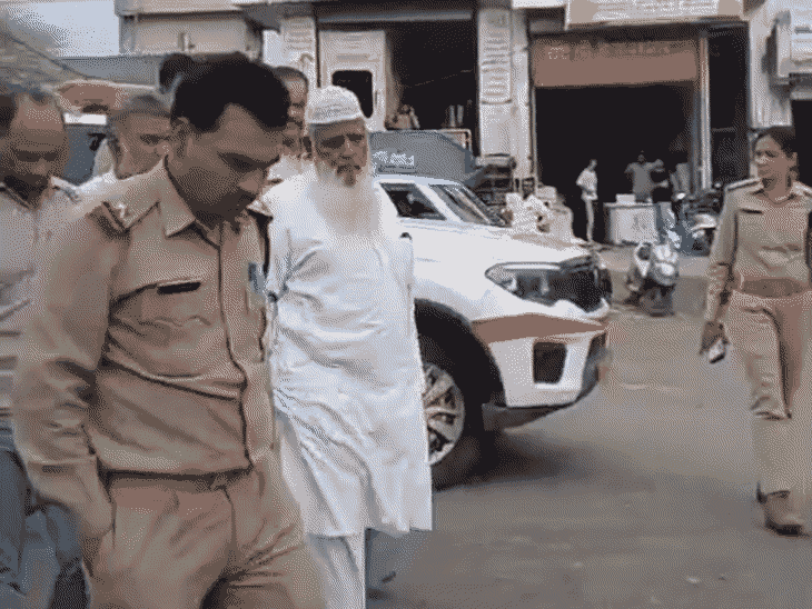 पुलिस ने तीन आरोपियों एहसान, आबिद और मुजफ्फर पटेल को गिरफ्तार कर लिया है, जबकि एक आरोपी अभी भी फरार है। - भास्कर इंग्लिश