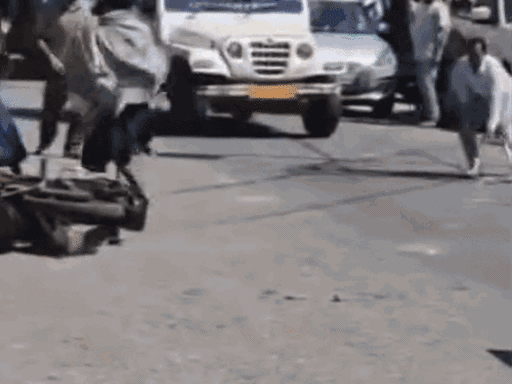16 जून को कर्णप्रयाग बाजार में तलवारों से हमला करते निहंग -भास्कर इंग्लिश
