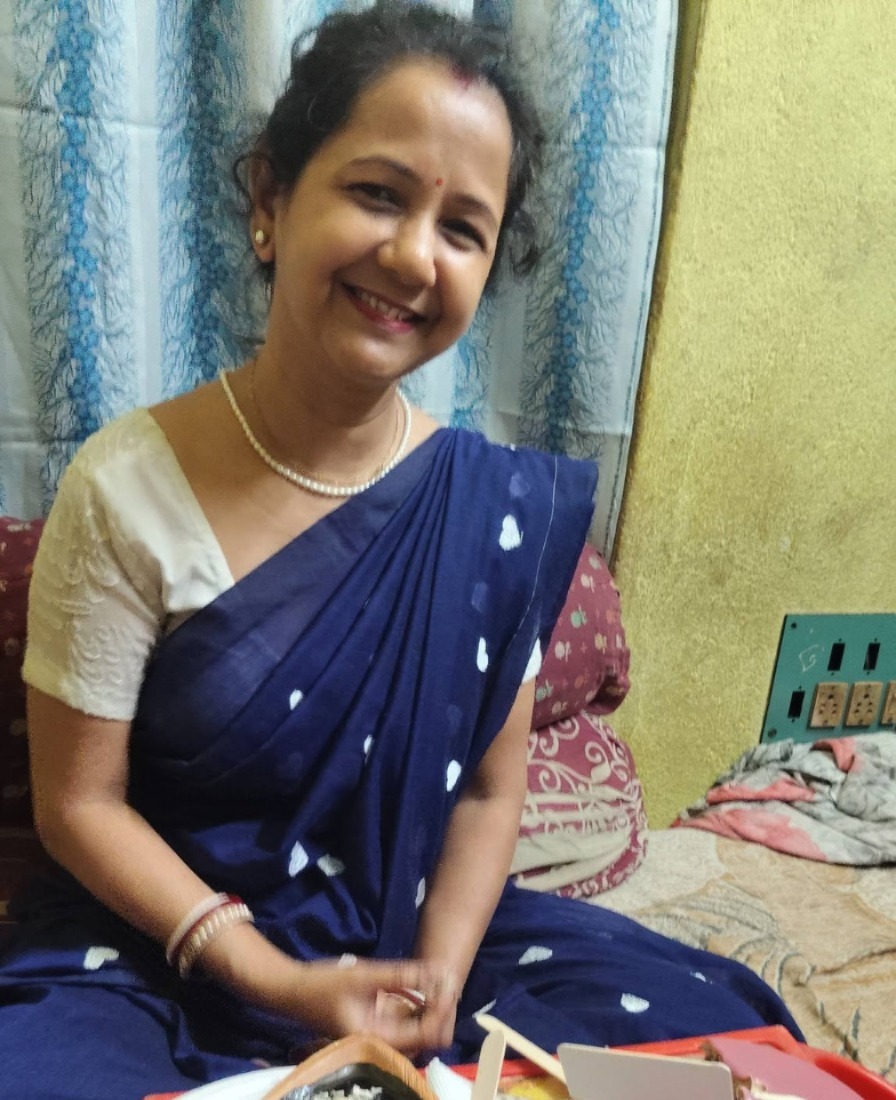 कोलकाता की निवासी इरा डे का कहना है कि फुटपाथ एक व्यावसायिक और उपयोगिता स्थान बन गया है।