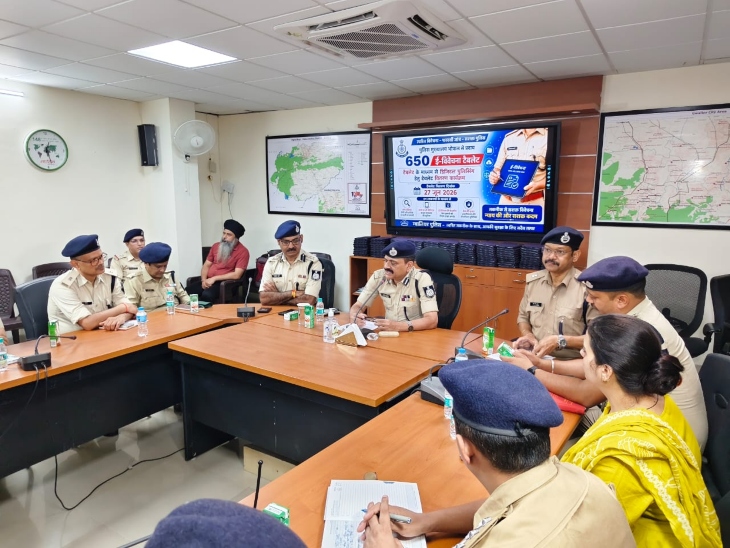 लापता बच्चों की तलाश के लिए पुलिस के ऑपरेशन मुस्कान की समीक्षा करते आईजी ग्वालियर। - भास्कर इंग्लिश