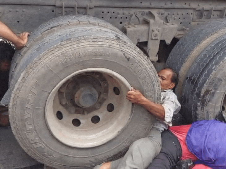 ट्रक के पिछले पहियों के बीच दो लोग फंसे हुए थे। - भास्कर इंग्लिश