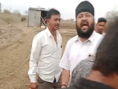 जिला पंचायत सदस्य प्रतिनिधि प्रताप सिंह गुर पर किसानों को पिस्तौल दिखाकर धमकाने का आरोप लगा है. - भास्कर इंग्लिश
