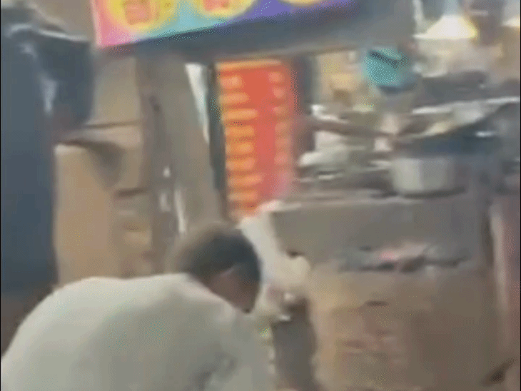 होटल स्टाफ और ग्राहक के बीच मारपीट हो गई. - भास्कर इंग्लिश
