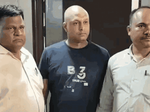 हेड कांस्टेबल तपेश गोसाई (काली टी-शर्ट में) ने जमीन धोखाधड़ी मामले में एक लाख 10 हजार रुपये की रिश्वत मांगी थी - भास्कर इंग्लिश