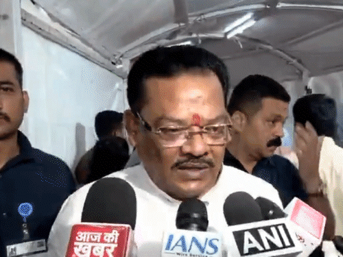 मंगलवार को मुंबई के चेंबूर इलाके में एक स्कूल बस पर पेड़ गिर गया था, जिसमें एक छात्र की जान चली गई थी. - भास्कर इंग्लिश