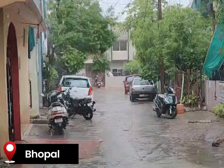 भोपाल में सुबह से ही बादल मंडरा रहे हैं. कुछ इलाकों में बारिश भी हुई.