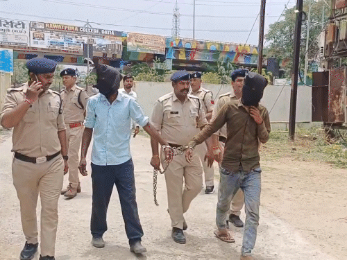 पुलिस ने आरोपी की निशानदेही पर मृतक के कपड़े, हड्डियां और अन्य अवशेष बरामद कर लिए हैं। - भास्कर इंग्लिश