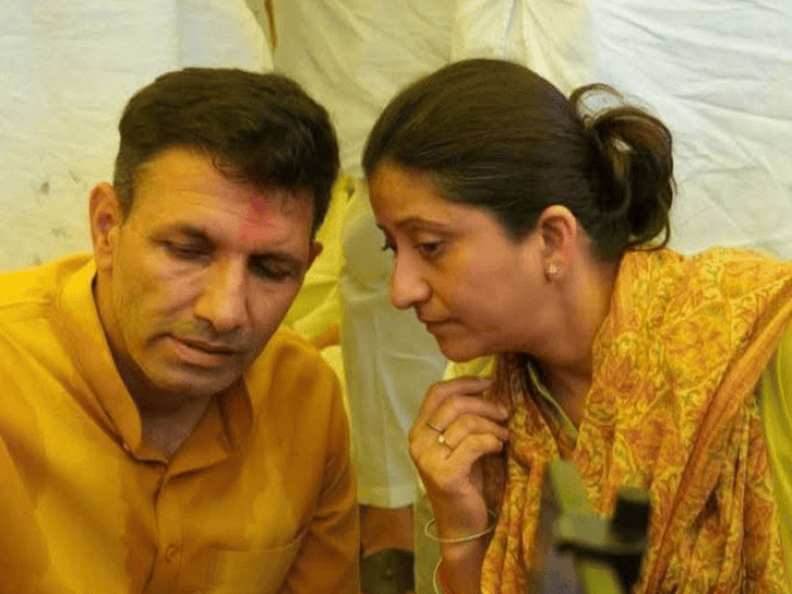निधि चतुर्वेदी ने दिग्विजय सिंह और उनके बेटे जयवर्धन की फोटो पोस्ट कर पूर्व सीएम पर हमला बोला है - भास्कर इंग्लिश