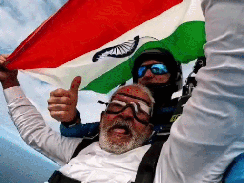 कैथल के चूहड़ सिंह ऑस्ट्रेलिया में हाथ में तिरंगा लेकर स्काईडाइविंग करते हुए। - भास्कर इंग्लिश