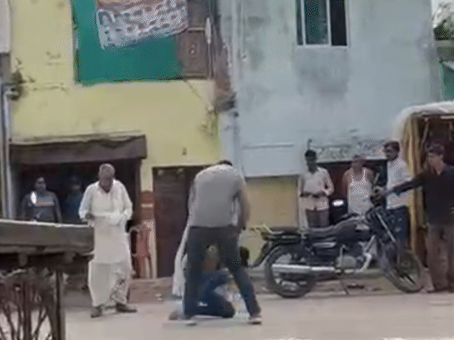 मुरैना में लड़की के परिजनों ने नाबालिग को बीच सड़क पर पीटा - भास्कर इंग्लिश