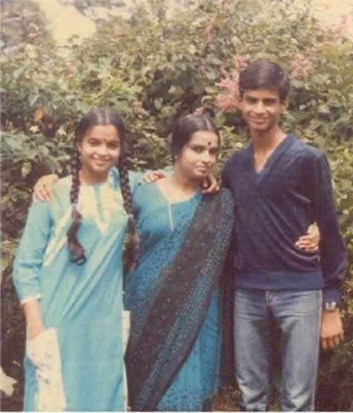उनकी छोटी बहन देविका बाद में सॉफ्टवेयर इंजीनियर बन गईं और यूके में बस गईं।