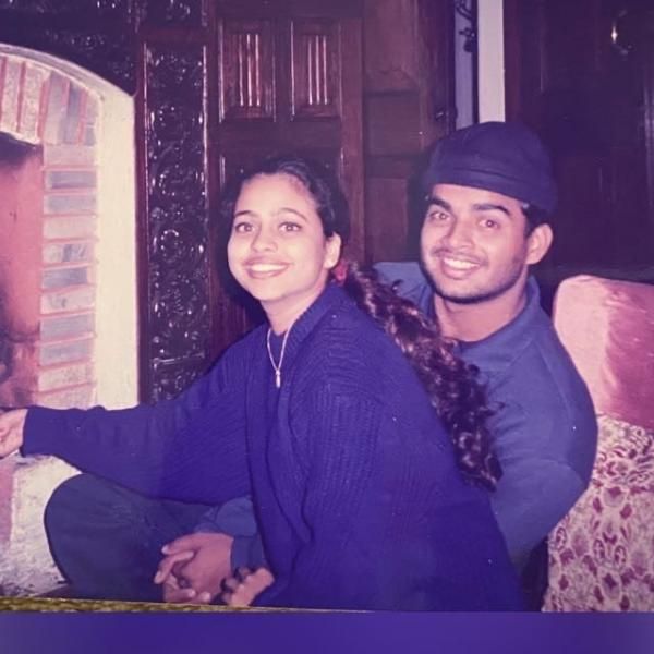 उस रात्रिभोज से उनकी प्रेम कहानी की शुरुआत हुई। इस जोड़े ने 1999 में शादी करने से पहले 8 साल तक डेट किया, माधवन के एक प्रमुख फिल्म स्टार बनने से बहुत पहले।
