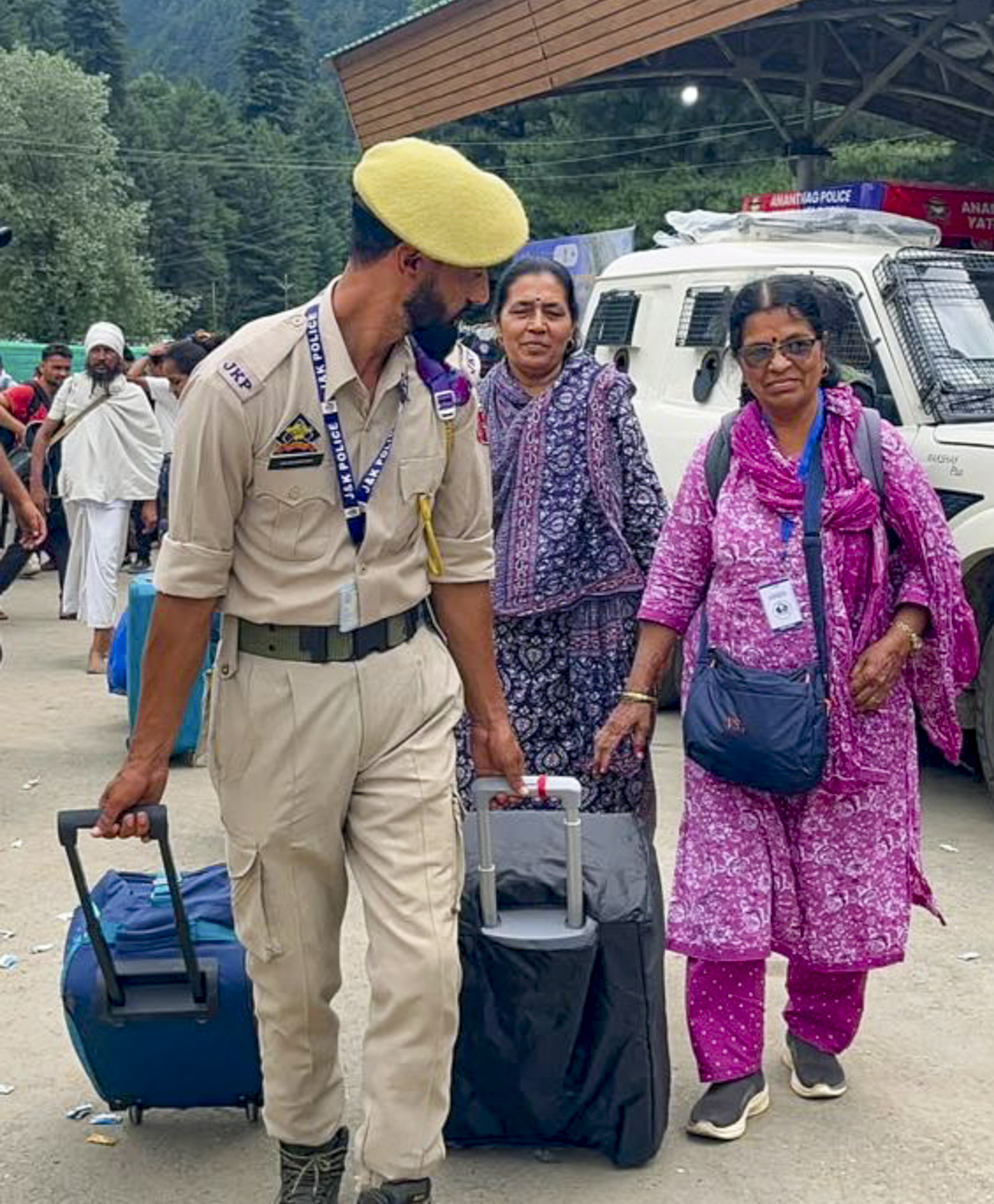 जब तीर्थयात्री अनंतनाग पहुंचे तो एक पुलिसकर्मी ने सामान उठाने में मदद की