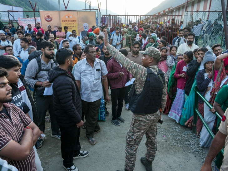 बालटाल आधार शिविर में तीर्थयात्रियों के पहले जत्थे के लिए सुरक्षाकर्मी तैनात