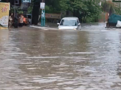 South Gujarat Floods: 6 Inch Rain in 2 Hrs | Valsad Stranded Residents