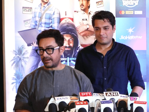 राजकुमार हिरानी की डेब्यू वेब सीरीज 'प्रीतम एंड पेड्रो' की स्पेशल स्क्रीनिंग में आमिर बेटे जुनैद के साथ पहुंचे थे। - भास्कर इंग्लिश