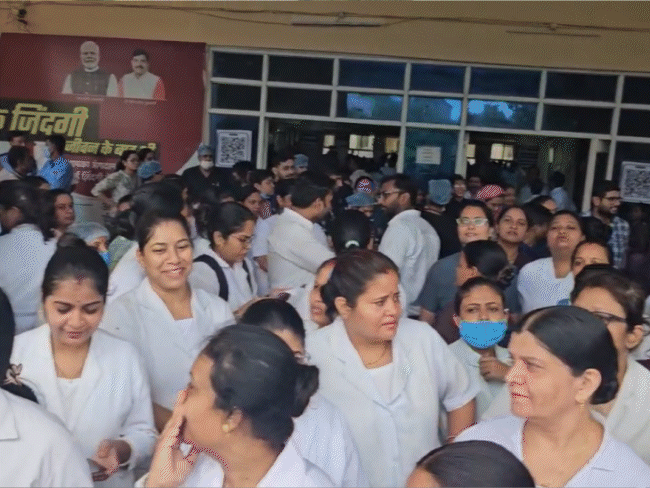 बुंदेलखंड मेडिकल कॉलेज में छेड़छाड़ और जान से मारने की धमकी के विरोध में बीएमसी स्टाफ ने प्रदर्शन किया। - भास्कर इंग्लिश