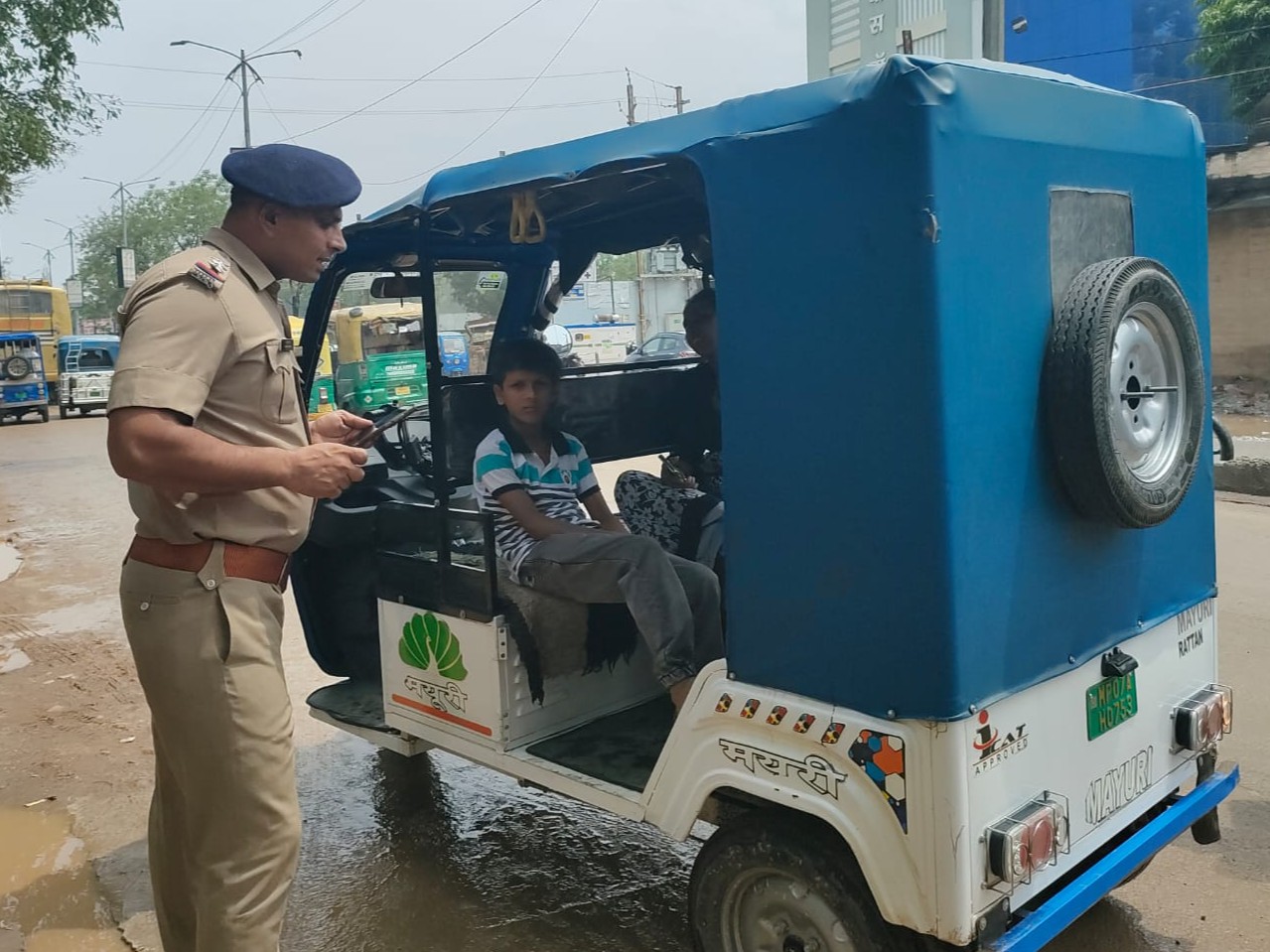 ई-रिक्शा से होने वाली समस्याओं के बारे में चालक से बात करते यातायात थाना प्रभारी धनंजय शर्मा। - भास्कर इंग्लिश