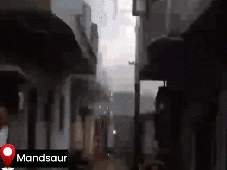 मंदसौर में बारिश के दौरान बिजली लाइन में फाल्ट हो गया.
