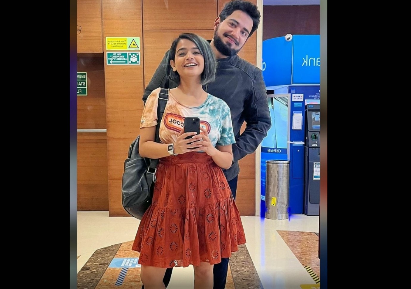 समय रैना मेंटलिस्ट और माइंड रीडर सुहानी शाह के साथ पोज देते हुए।
