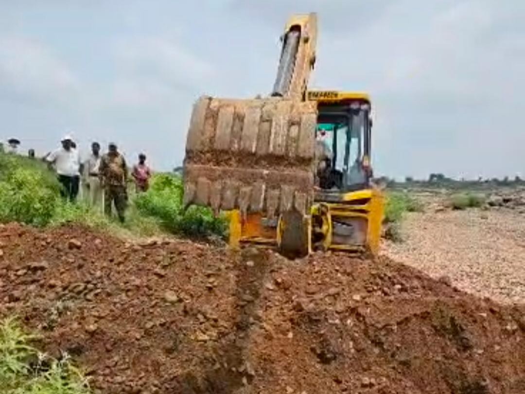 ग्वालियर में रेत खदानों की ओर जाने वाले रास्तों को जेसीबी से बंद करते अधिकारी - भास्कर इंग्लिश