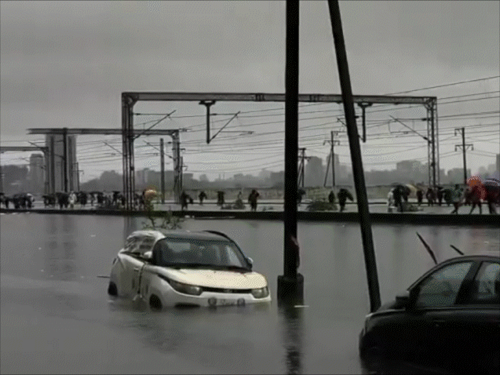 Heavy Rain Hits MP, UP, Rajasthan | Roads Submerged, Hospitals Flooded