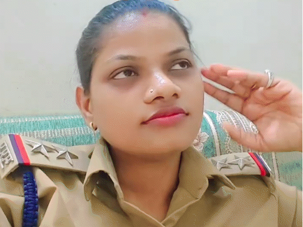 जबलपुर नाका पुलिस चौकी प्रभारी सब इंस्पेक्टर की वर्दी में रीलों पर विवाद छिड़ गया है - भास्कर इंग्लिश