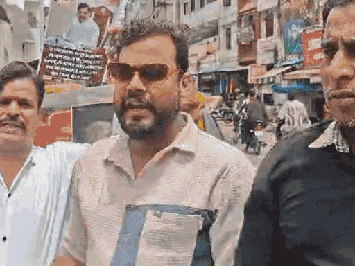 प्रदर्शनकारियों की मांग है कि सरकार फैसला वापस ले