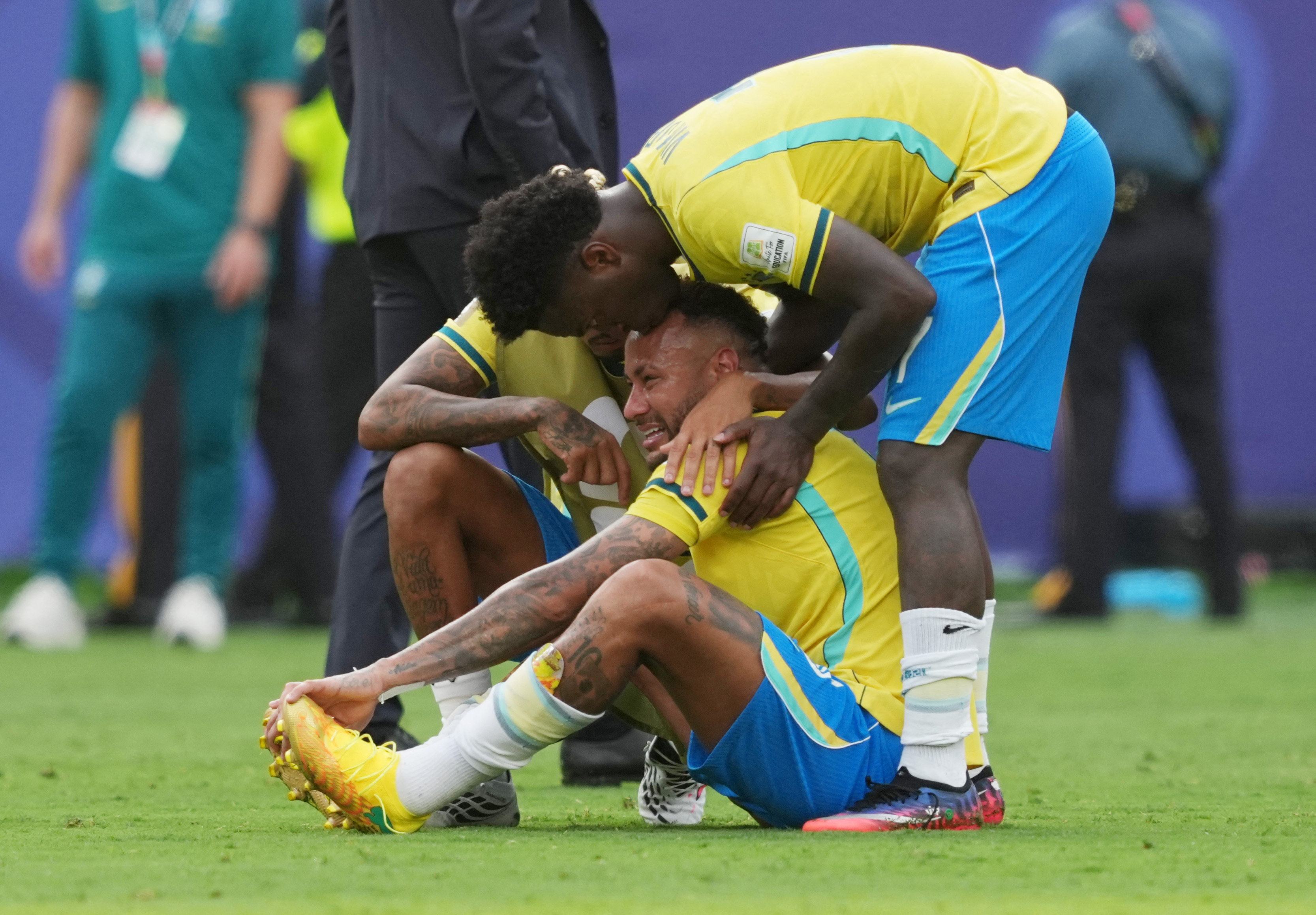 Neymar consoled by his teammates after Brazil's 2-1 loss vs Norway (Credits: Reuters)