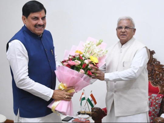 लोकभवन में राज्यपाल मंगूभाई पटेल से मुलाकात करते सीएम डॉ. मोहन यादव। - भास्कर इंग्लिश