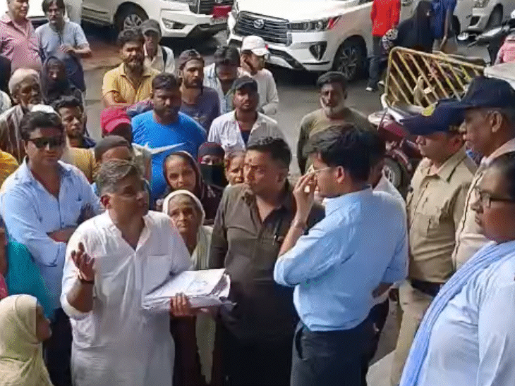 मकान तोड़े जाने का विरोध करते लोग। - भास्कर इंग्लिश