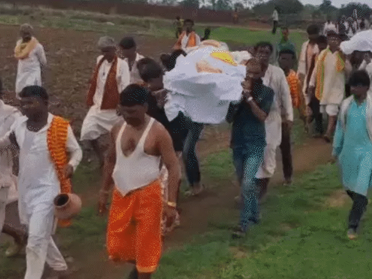एक बड़ी चिता बनाई गई और चारों का एक साथ अंतिम संस्कार किया गया। - भास्कर इंग्लिश