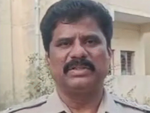 आरोपी हैदराबाद में पुलिस कंप्यूटर सर्विसेज में पुलिस उपाधीक्षक के पद पर तैनात है। - भास्कर इंग्लिश