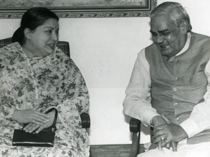 जयललिता, ममता बनर्जी, जॉर्ज फर्नांडिस, लालकृष्ण आडवाणी, जॉर्ज फर्नांडिस, एनटी रामाराव और फारूक अब्दुल्ला के साथ अटल बिहारी वाजपेयी