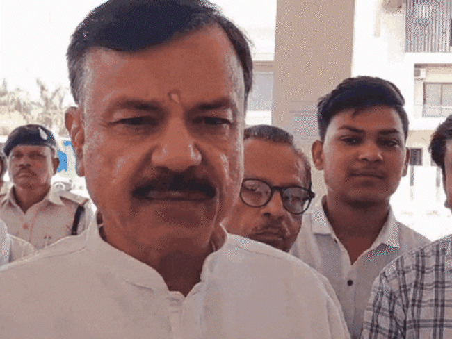ई-अटेंडेंस नहीं लगाने पर वेतन कटौती के खिलाफ स्कूल शिक्षा मंत्री उदय प्रताप सिंह से किया विरोध-भास्कर अंग्रेजी