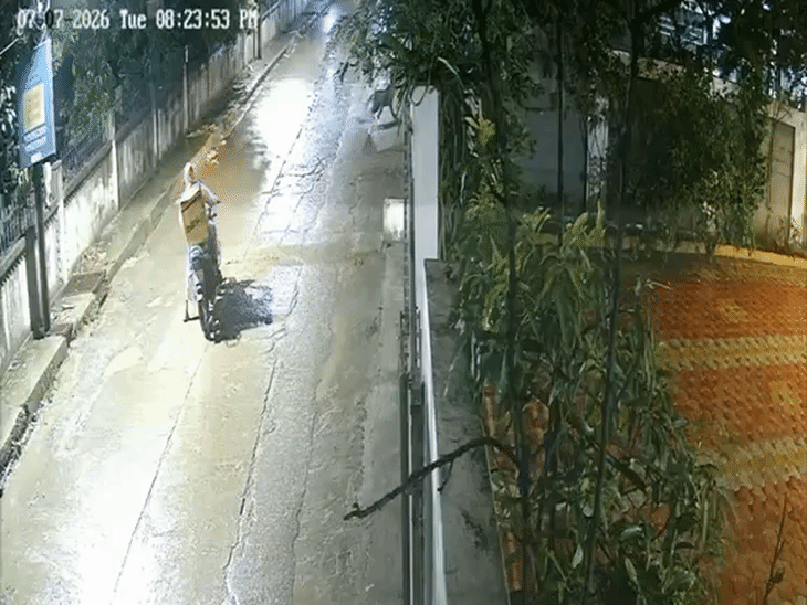 तेंदुए ने बाइक सवार पर हमला कर दिया. - भास्कर इंग्लिश