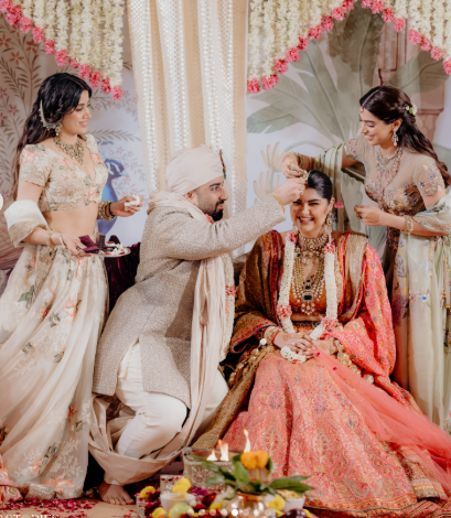 शादी समारोह के दौरान दुल्हन की मदद करती जान्हवी और ख़ुशी,