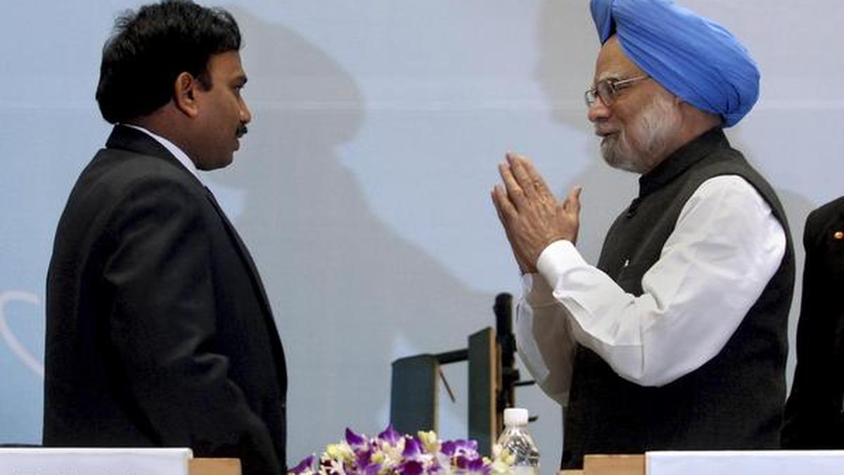 तत्कालीन प्रधान मंत्री मनमोहन सिंह ने 4 दिसंबर, 2009 को नई दिल्ली में तत्कालीन केंद्रीय दूरसंचार मंत्री ए. राजा का स्वागत किया।