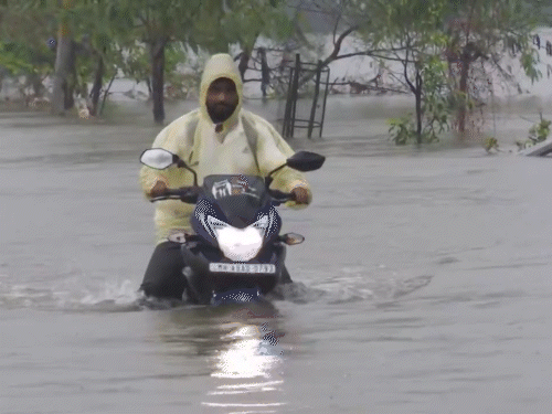 महाराष्ट्र के वसई में सड़कों पर 2 से 3 फीट तक पानी बह रहा है.