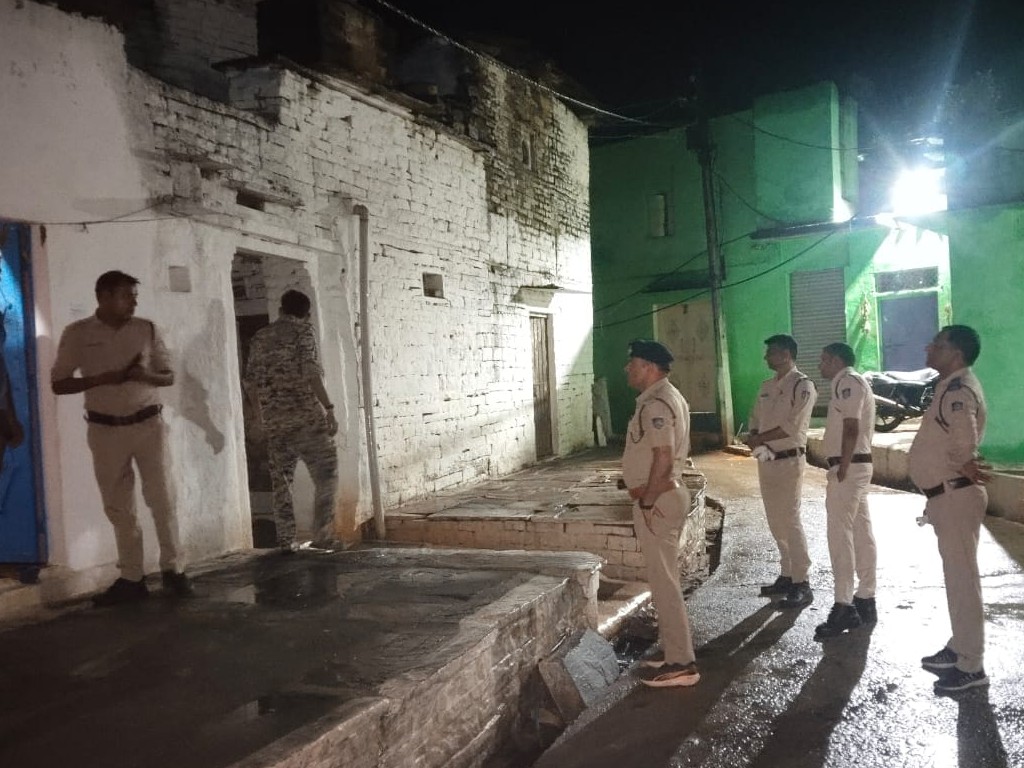 पुलिस अपराधियों के घर पहुंचकर उनकी चेकिंग कर रही है। - भास्कर इंग्लिश