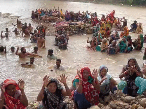 परियोजनाओं से विस्थापित आदिवासी और किसान छठे दिन भी जलसत्याग्रह पर हैं. - भास्कर इंग्लिश