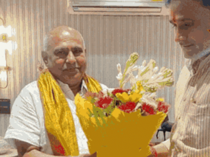 दतिया उपचुनाव में बीजेपी ने नरोत्तम मिश्रा की जगह आशुतोष तिवारी को उम्मीदवार बनाया है. इससे नरोत्तम मिश्रा के समर्थक नाराज हैं. उन्होंने विरोध प्रदर्शन शुरू कर दिया है. - भास्कर इंग्लिश