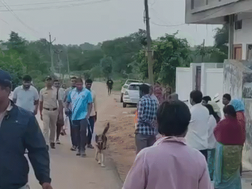 The police team reached the spot with dog squad for investigation.