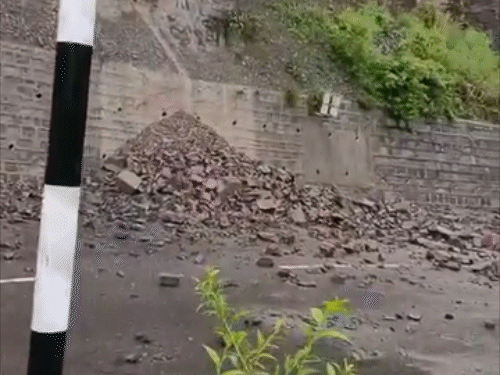 A landslide occurred on the Chandigarh-Shimla four-lane in Himachal Pradesh. A large rock landed on the second lane.